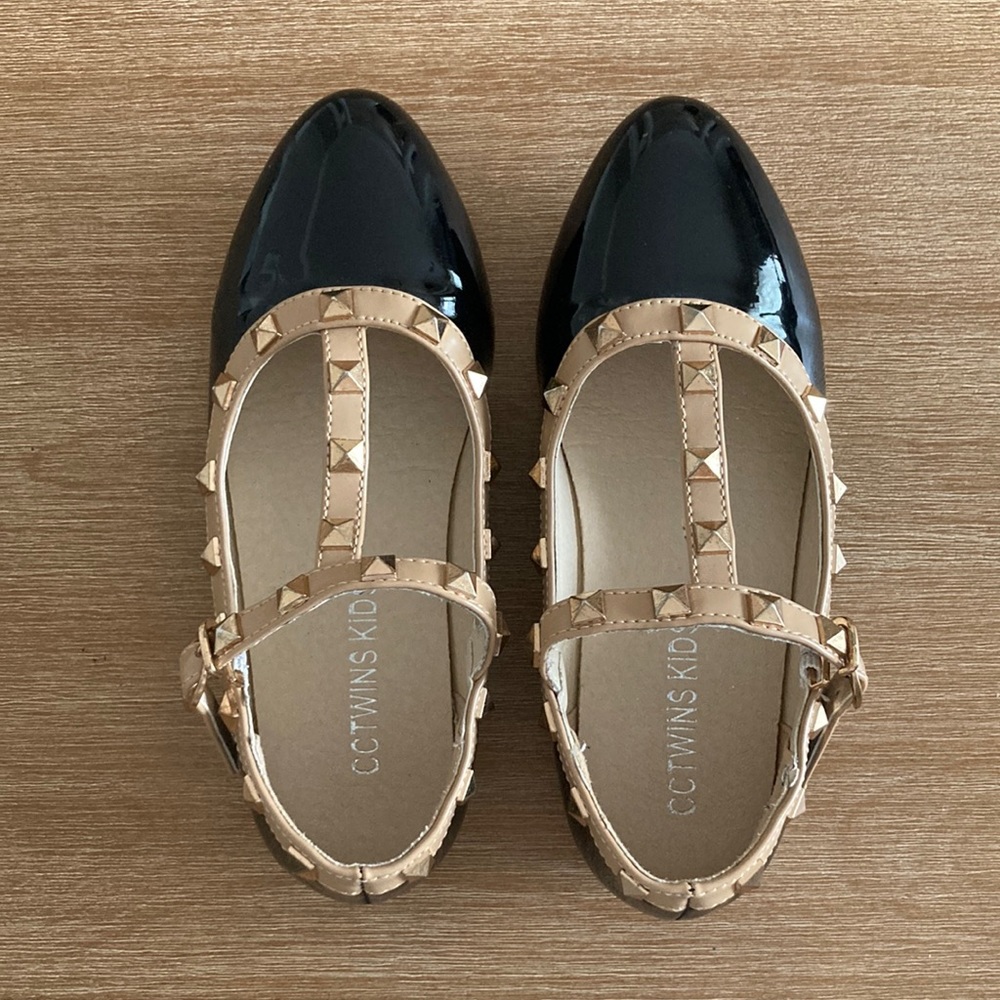 Girl patent leather rockstud black pointy flats Size 13